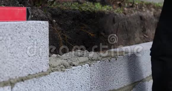泥瓦匠用陶粒混凝土砌块建筑挡土墙视频的预览图