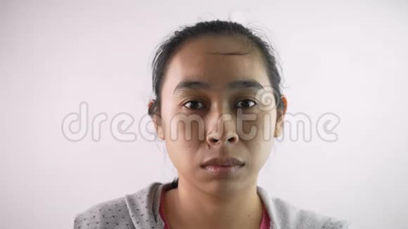 沮丧的年轻女人没有化妆的肖像焦虑地看着镜头视频的预览图