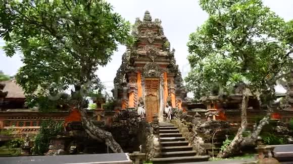 萨拉斯瓦蒂寺在巴厘岛乌布德印度教传统建筑视频的预览图