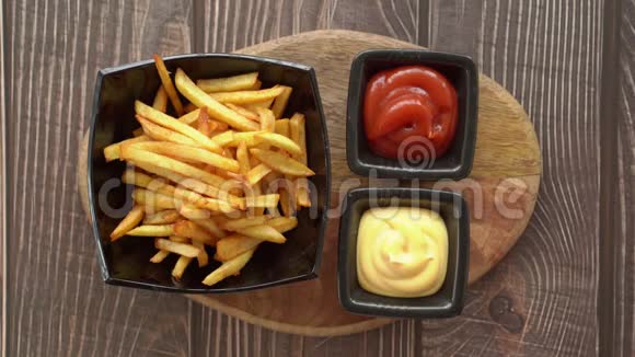手拿薯条和蘸酱和番茄酱视频的预览图