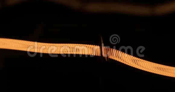 白炽灯的一个闪烁的螺旋闪烁的钨丝视频的预览图