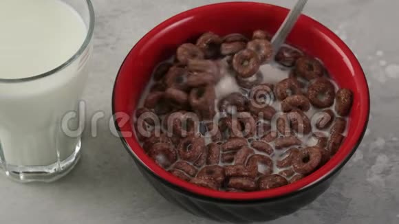 混合有机巧克力早餐谷类食品儿童视频的预览图