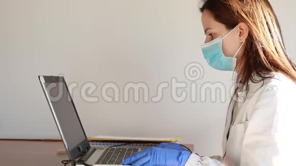 护士PC工作面罩冠状病毒紧急情况视频的预览图