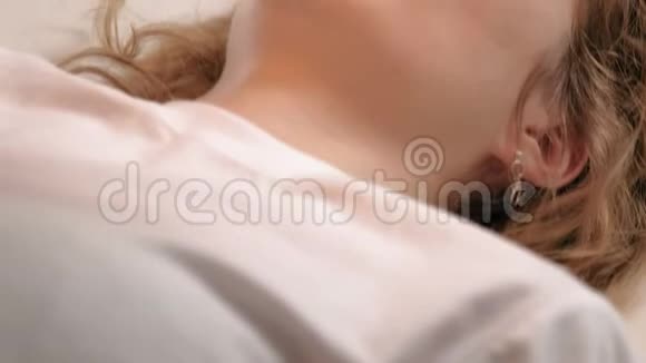 一个女人躺在按摩床上用玉辊视频的预览图