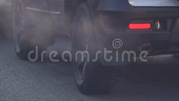 从汽车排气管出口出烟汽车冒烟视频的预览图