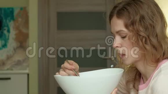 年轻女人吃绿色沙拉视频的预览图