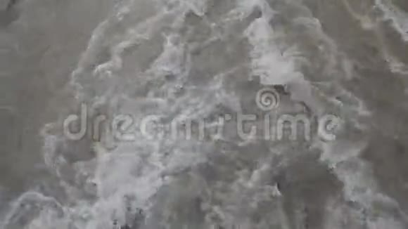 灰色的肮脏的暴风雨般的山河上游视频的预览图