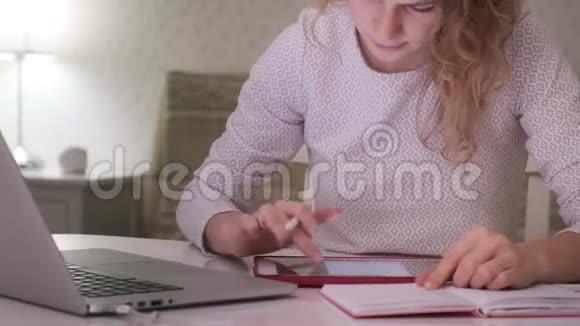 一个年轻的女人在家里的电脑上工作视频的预览图