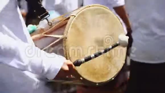 演奏传统巴厘岛鼓乐器民间音乐视频的预览图