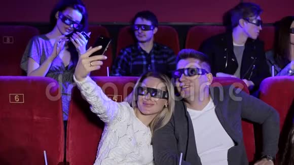 快乐的夫妇在电影院一起看电影时自拍视频的预览图