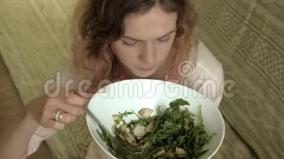 年轻女人吃绿色沙拉视频的预览图
