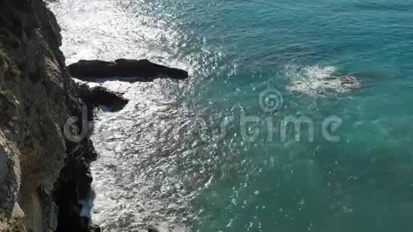 绿色的地中海正在做一些小波浪接近海岸视频的预览图
