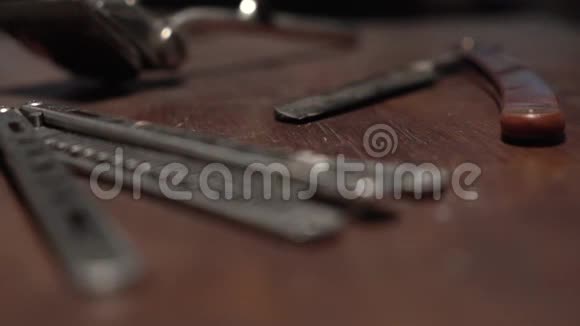 人手拿直剃须刀从木桌上视频的预览图