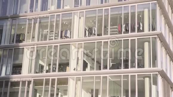 带有玻璃立面的现代办公大楼视频的预览图