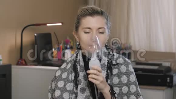 女人在家里用喷雾器吸入视频的预览图