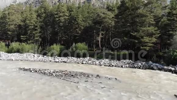 飞越山脉精灵在河上飞翔森林山谷4k视频的预览图