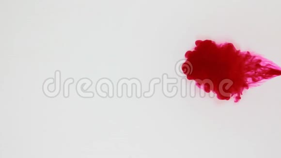 彩色颜料流在水中彩色墨云抽象的动作白色背景上的红色染料视频的预览图