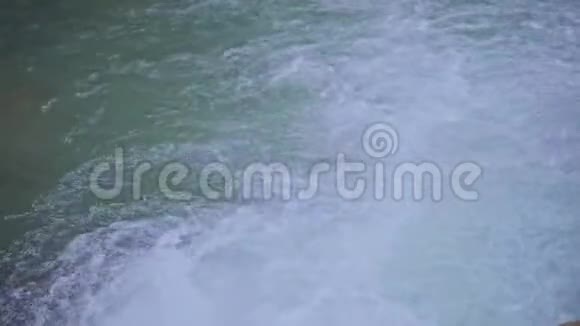 山中的峡谷和流动的河流视频的预览图