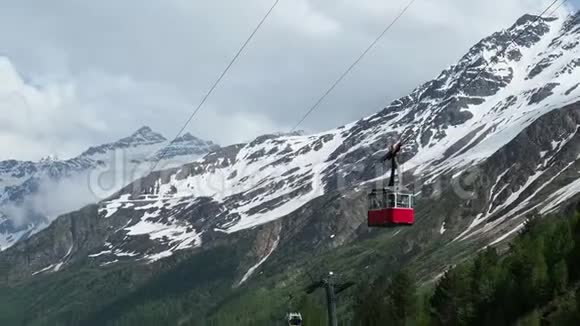 红缆车在山的背景下老红缆车在山视频的预览图