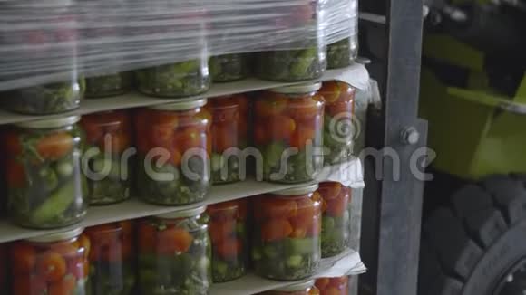 保存西红柿和黄瓜装有西红柿和黄瓜的玻璃瓶转移到工厂储存视频的预览图