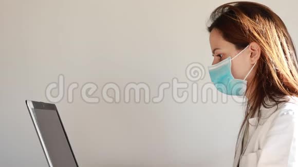 带防护面罩的女医生在医学实验室工作视频的预览图