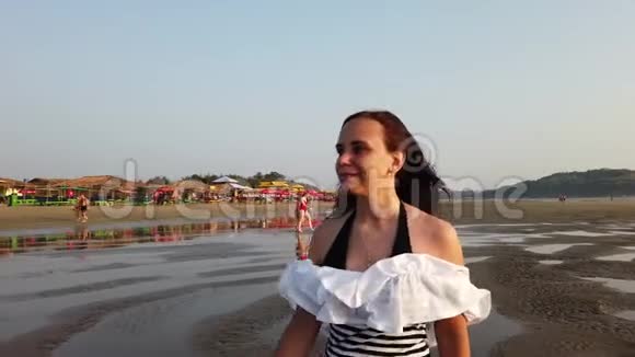 轻松的女人在海边散步愉快的女士花时间享受假期和宣传的肖像视频的预览图