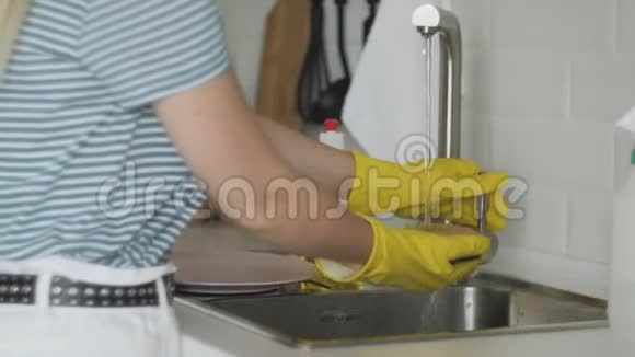女人在厨房洗碗紧紧抓住女人的手家庭主妇洗碗视频的预览图
