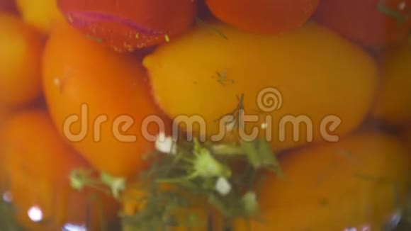 保存西红柿和黄瓜把装有西红柿和黄瓜的玻璃瓶放在工厂的仓库里视频的预览图