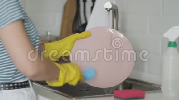 厨房洗手池里的一堆脏盘子视频的预览图