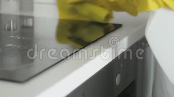 用除脂剂喷雾剂和黄色抹布清洗厨房的烹饪面板由一位戴黄色橡胶手套的女士清洗视频的预览图