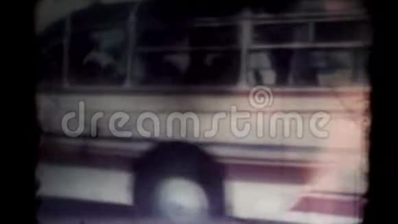 一辆公共汽车进入船上电影贯穿8毫米放映机视频的预览图