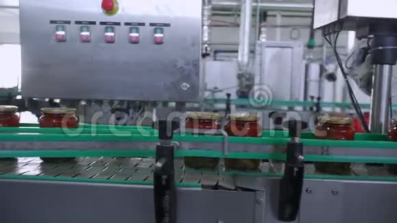 蔬菜加工自动生产线保存西红柿和黄瓜装有西红柿和黄瓜的玻璃瓶视频的预览图