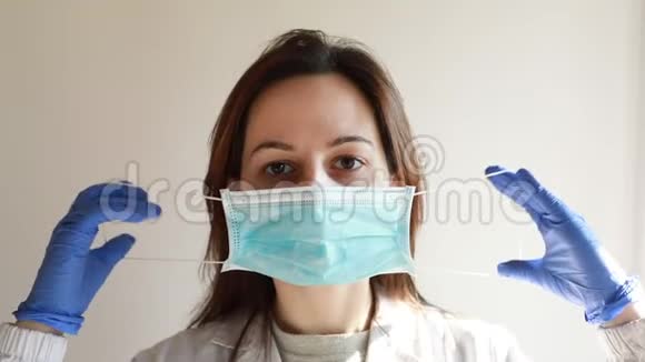 戴手术面罩的护士动作缓慢视频的预览图