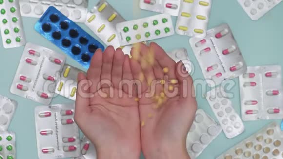 女医生她的手抓着很多水泡的药丸视频的预览图