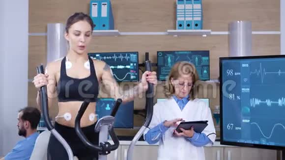 女科学家监测女运动员的心脏活动视频的预览图