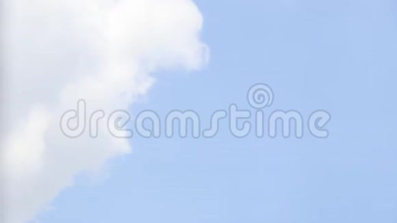 蓝天上白云移动的时间视频的预览图