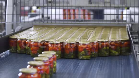 蔬菜加工自动生产线保存西红柿和黄瓜装有西红柿和黄瓜的玻璃瓶视频的预览图