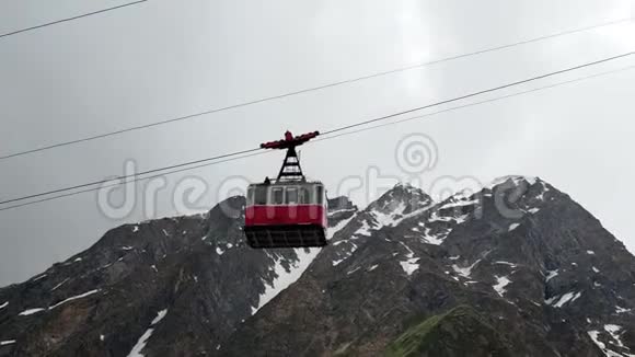 红缆车在群山的背景下老红缆车在山上与游客视频的预览图