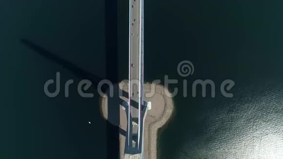 从符拉迪沃斯托克到拉斯基岛的长斜拉公路桥视频的预览图