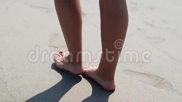 有红色脚趾甲的女性在沙滩上行走在近距离缓慢移动女性游客在享受视频的预览图