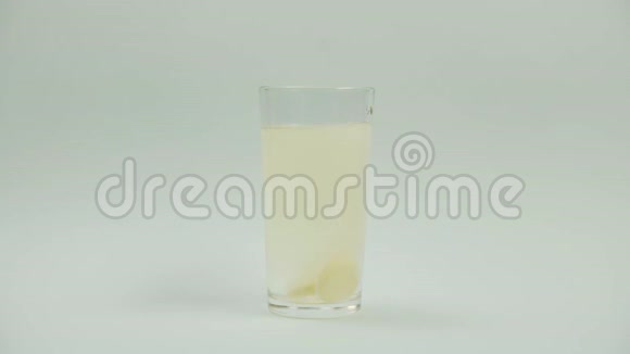 药丸用水倒在玻璃里泡腾片阿司匹林时间表视频的预览图