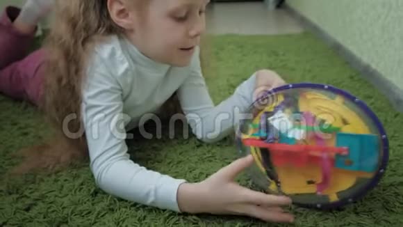 小女孩玩三维玩具拼图视频的预览图