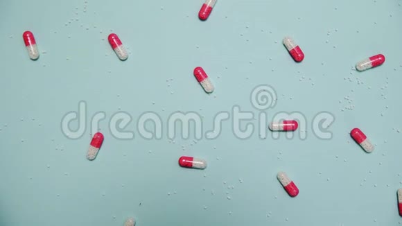 蓝色背景上的粉色和白色药丸视频的预览图