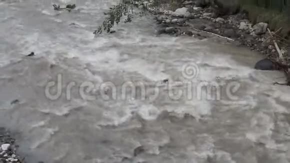 山河流淌在绿林附近一条强烈的河流视频的预览图