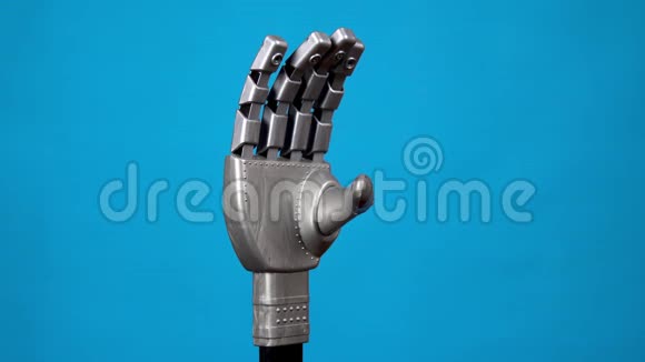 一只机械的手弯曲手指显示出岩石的迹象灰色半机械人的手臂苏醒过来开始在蓝色的视频的预览图
