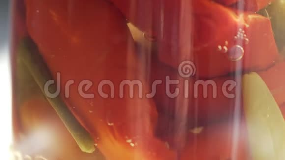 保存西红柿在工厂的仓库里把装有西红柿的玻璃瓶关上视频的预览图
