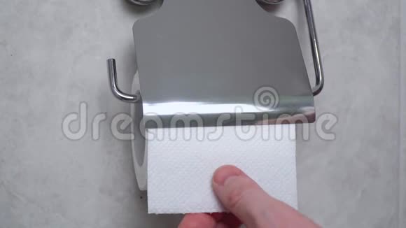 男人用最后一张卫生纸个人卫生概念视频的预览图
