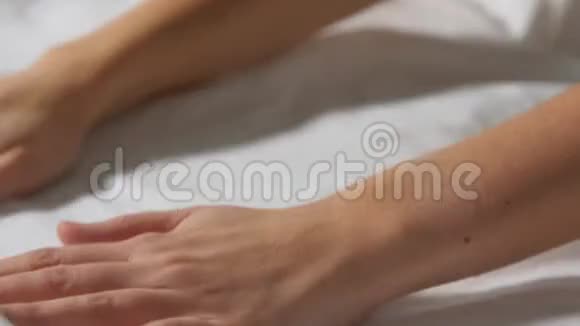 女人做床单的手视频的预览图