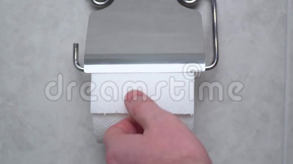 厕纸与文字快餐在WC个人卫生观念快餐概念视频的预览图