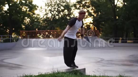 跑酷男从高挡跳下来表演后翻动作城市人在户外溜冰时练习跑酷视频的预览图